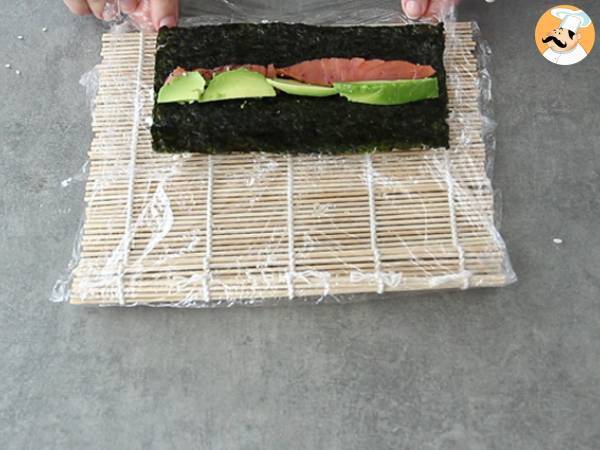 Makis de salmón ahumado y aguacate. Sushi - Preparación paso 11