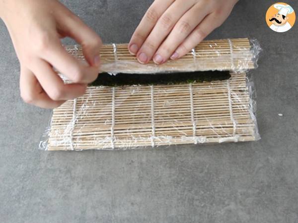Makis de salmón ahumado y aguacate. Sushi - Preparación paso 12