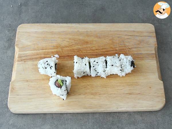 Makis de salmón ahumado y aguacate. Sushi - Preparación paso 13