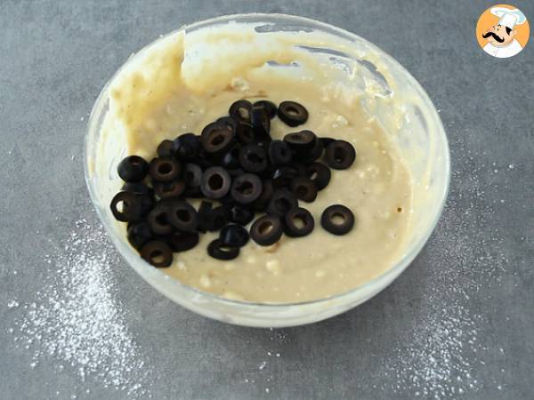 Cake de aceitunas negras y feta - Preparación paso 2