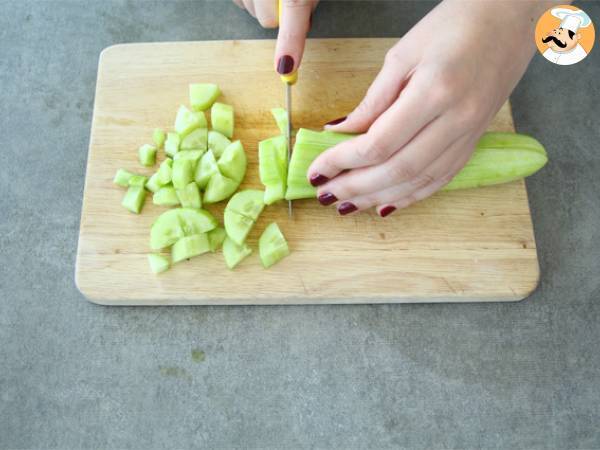 Ensalada de pepino y salsa de yogur - Preparación paso 1