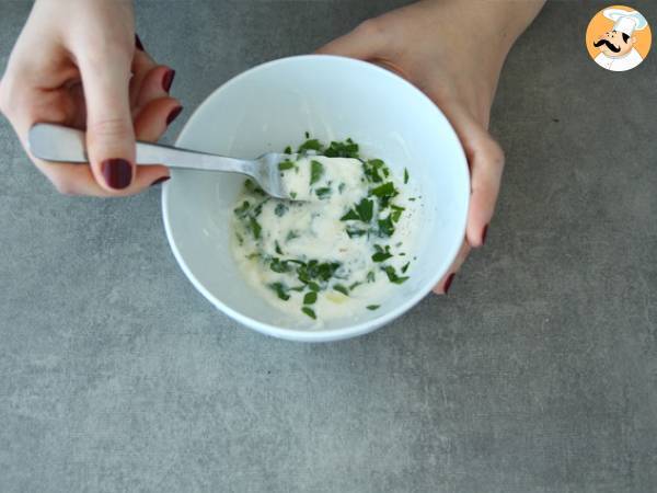 Ensalada de pepino y salsa de yogur - Preparación paso 2