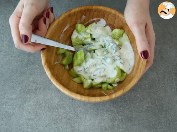Ensalada de pepino y salsa de yogur - Preparación paso 3
