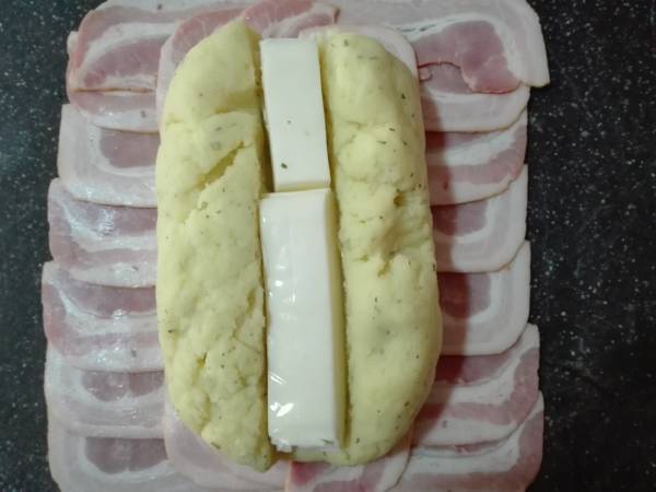 Rulo de patata, bacon y queso - Preparación paso 4