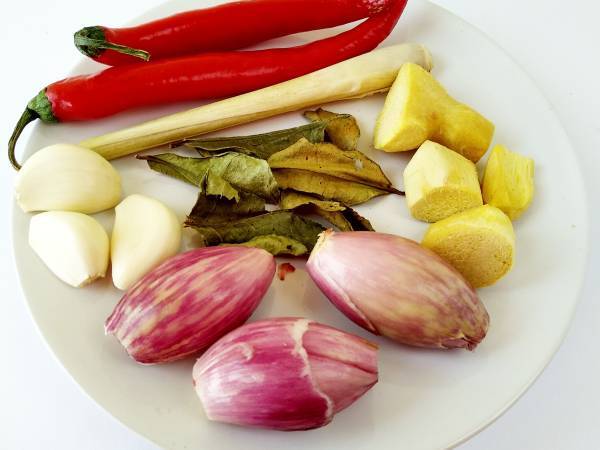 Sopa tailandesa de albóndigas de pollo y noodles de arroz - Preparación paso 1