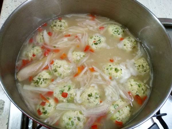 Sopa tailandesa de albóndigas de pollo y noodles de arroz - Preparación paso 9