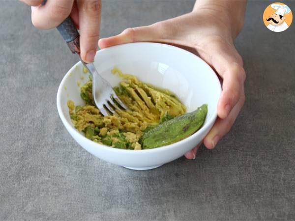 Tostas de aguacate y huevo escalfado - Preparación paso 1