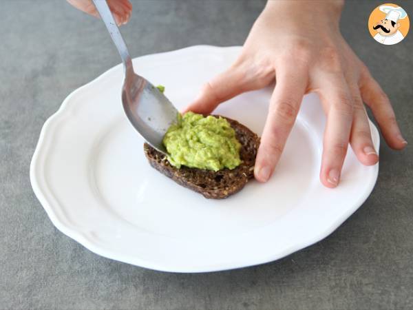 Tostas de aguacate y huevo escalfado - Preparación paso 3