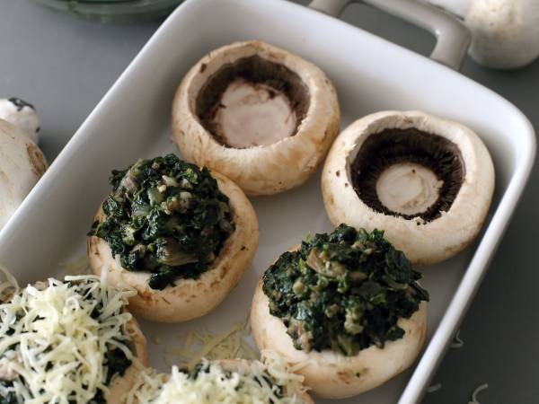 Champiñones rellenos de espinacas y carne - Preparación paso 1