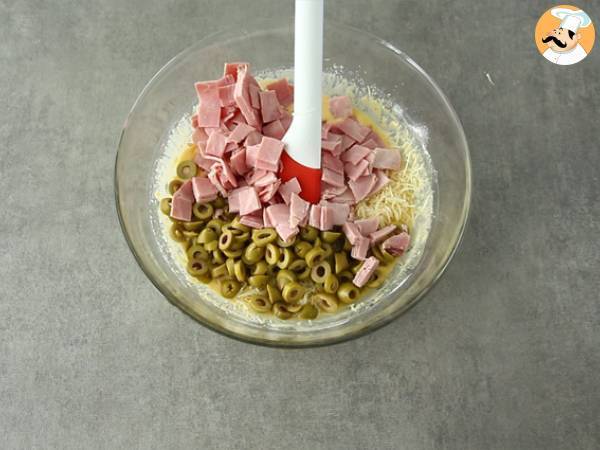 Cake de aceitunas verdes, jamón y queso - Preparación paso 2