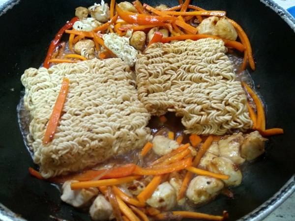 Fideos ramen con pollo y verdura {receta express} - Preparación paso 7