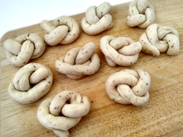 Panecillos nudo con pesto - Preparación paso 4