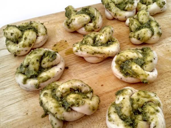 Panecillos nudo con pesto - Preparación paso 5