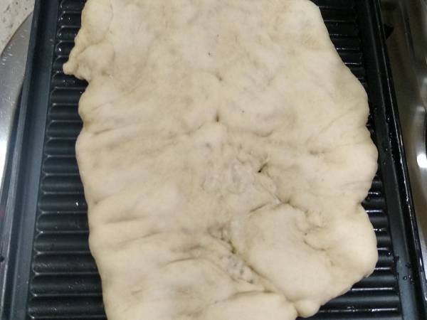 Pizza grill con pesto, champiñones y burrata (sin horno) - Preparación paso 5