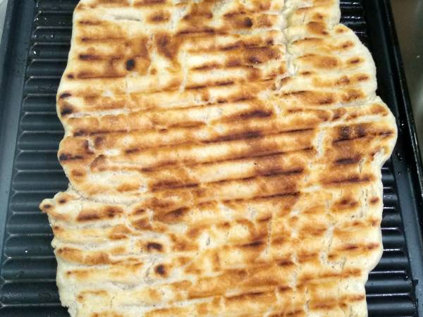 Pizza grill con pesto, champiñones y burrata (sin horno) - Preparación paso 6