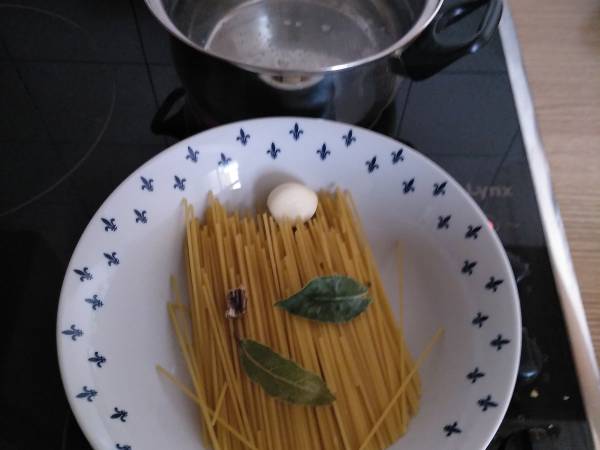 Espaguetis con salsa carbonara de aguacate - Preparación paso 2