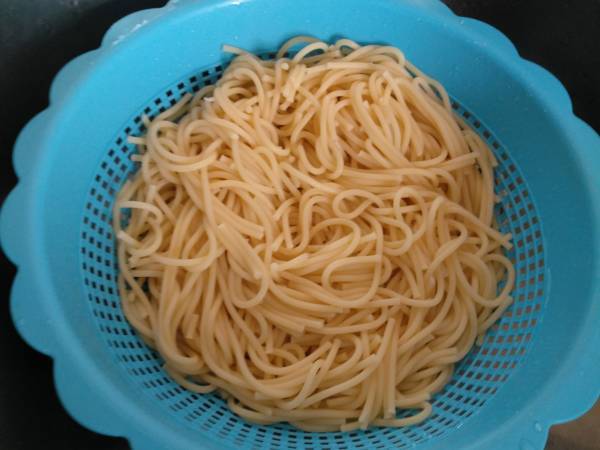 Espaguetis con salsa carbonara de aguacate - Preparación paso 3