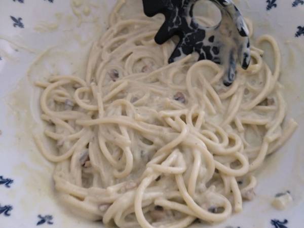 Espaguetis con salsa carbonara de aguacate - Preparación paso 11