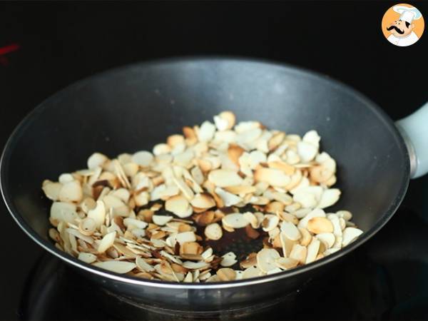 Charlota de peras y almendras tostadas - Preparación paso 3