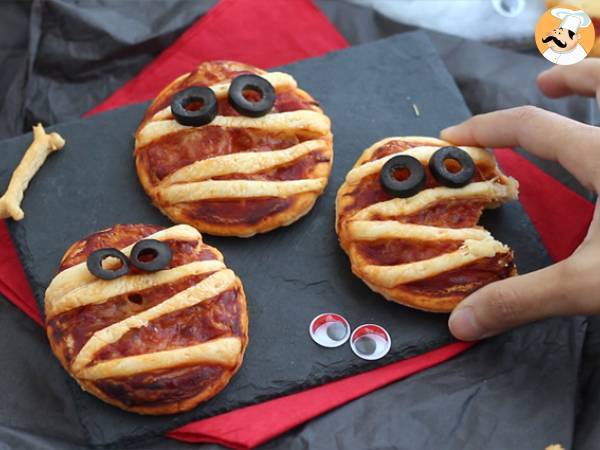 Momias de hojaldre para Halloween - Preparación paso 6