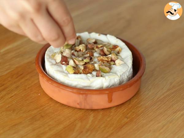 Camembert al horno con miel y frutos secos - Preparación paso 2