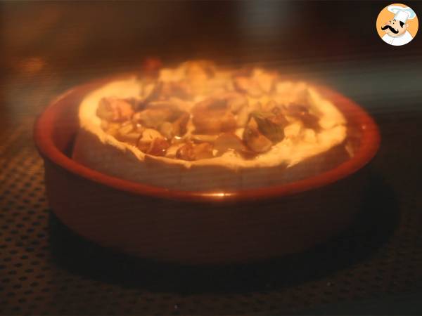 Camembert al horno con miel y frutos secos - Preparación paso 3