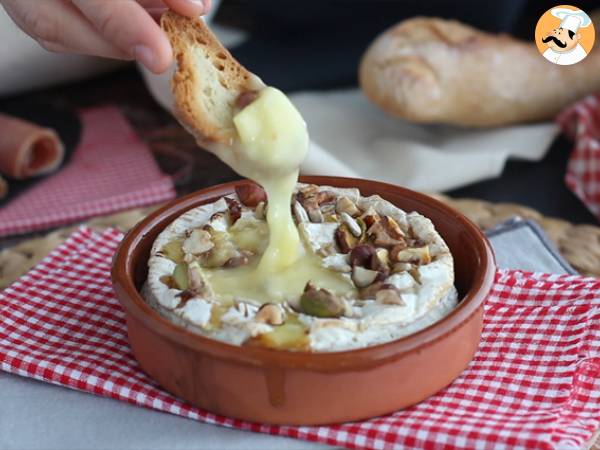 Camembert al horno con miel y frutos secos - Preparación paso 4