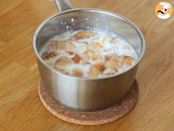 Pudin de manzana y caramelo con croissants - Preparación paso 4