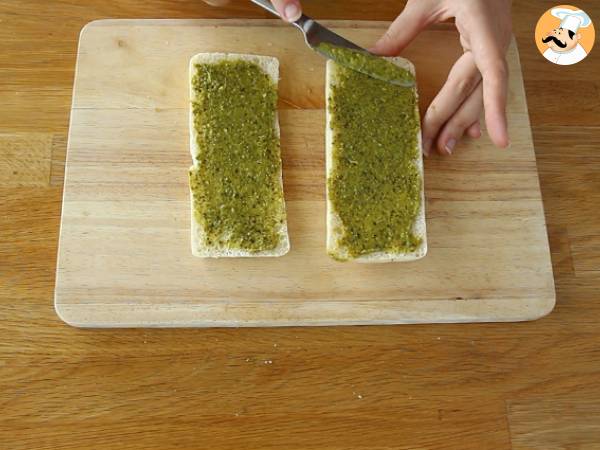 Bocata italiano: panino con pesto, mozzarella y bacon - Preparación paso 2