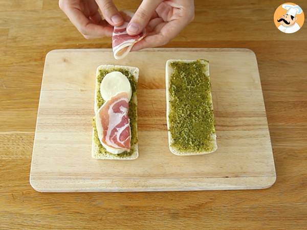Bocata italiano: panino con pesto, mozzarella y bacon - Preparación paso 3
