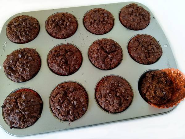 Muffins veganos de chocolate y avellanas - Preparación paso 13