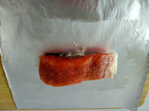 Salmón en papillote cocinado en sartén - Preparación paso 4