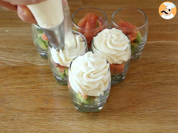 Vasitos de aguacate y salmón - Preparación paso 5