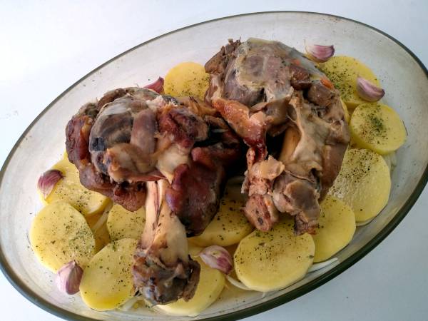 Codillos de cerdo al horno con patatas - Preparación paso 10