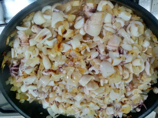 Empanada de chipirones en su tinta - Preparación paso 5