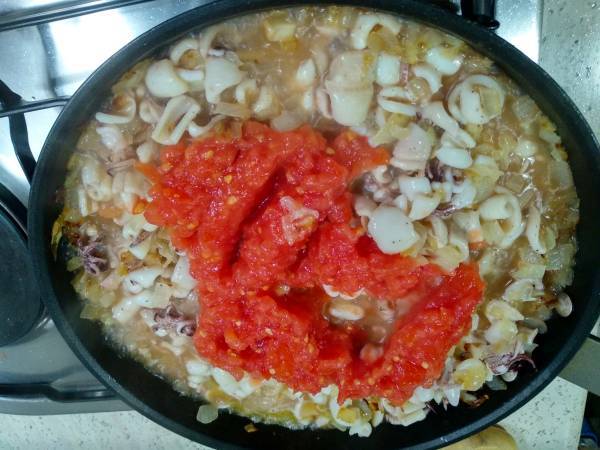 Empanada de chipirones en su tinta - Preparación paso 7