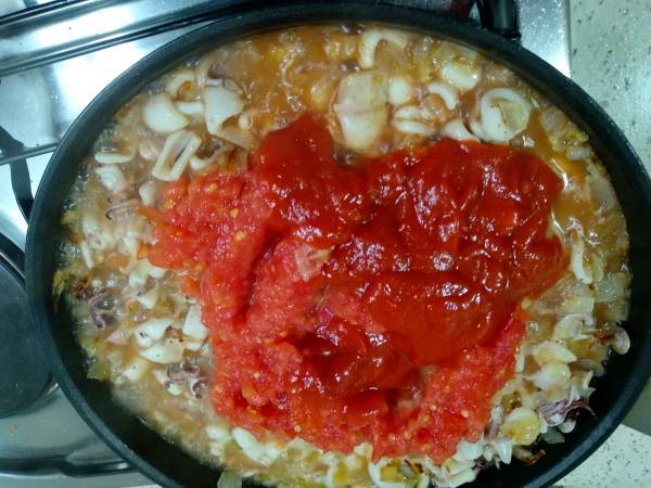 Empanada de chipirones en su tinta - Preparación paso 8