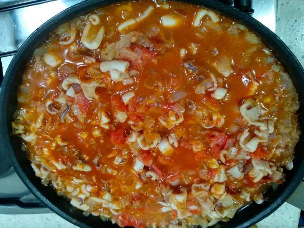 Empanada de chipirones en su tinta - Preparación paso 9