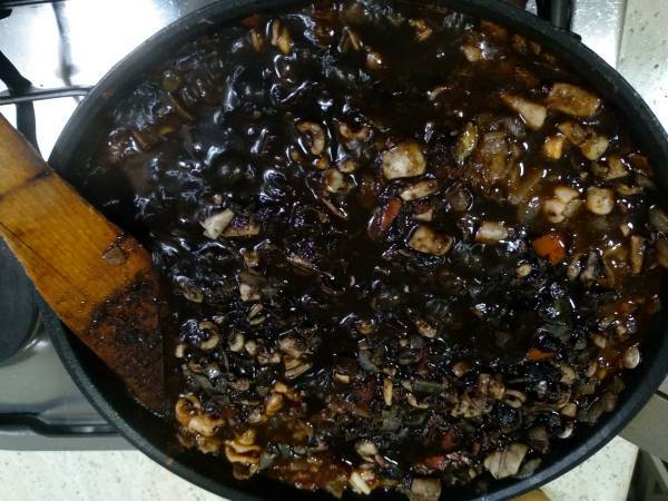 Empanada de chipirones en su tinta - Preparación paso 10