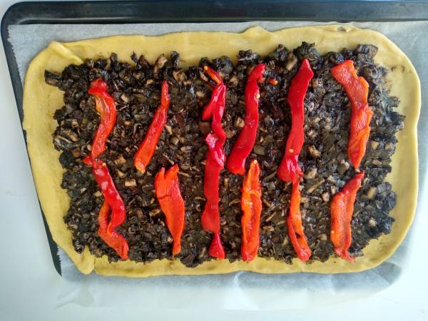 Empanada de chipirones en su tinta - Preparación paso 17