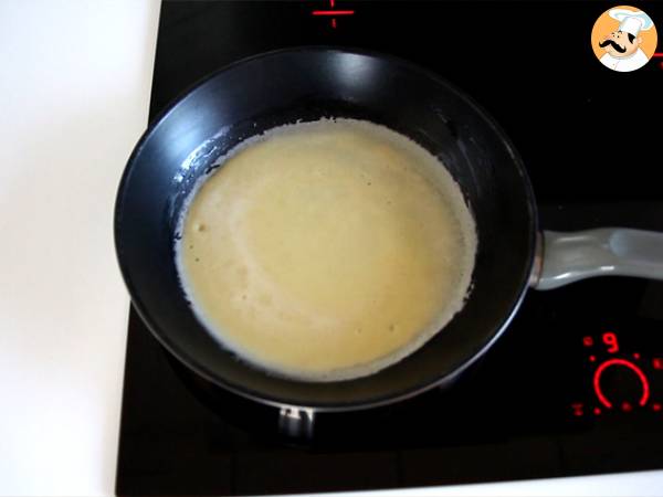 Crepes rellenos de bechamel, queso y jamón - Preparación paso 3