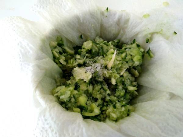 Salsa griega tzatziki - Preparación paso 1