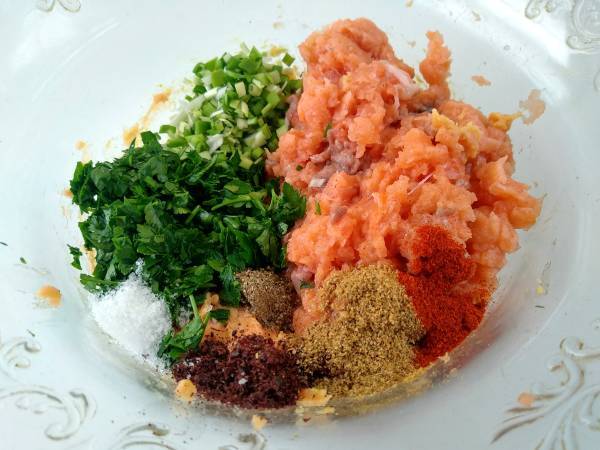 Hamburguesa de salmón con salsa tzatziki - Preparación paso 4