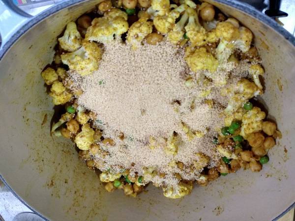 Cuscús con garbanzos, coliflor y guisantes - Preparación paso 5