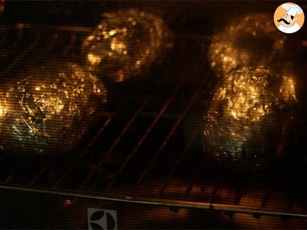 Patatas asadas rellenas de salmón ahumado y queso crema - Preparación paso 1