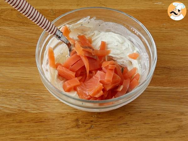 Patatas asadas rellenas de salmón ahumado y queso crema - Preparación paso 2