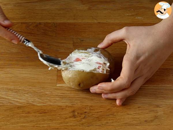 Patatas asadas rellenas de salmón ahumado y queso crema - Preparación paso 3