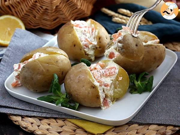 Patatas asadas rellenas de salmón ahumado y queso crema - Preparación paso 4