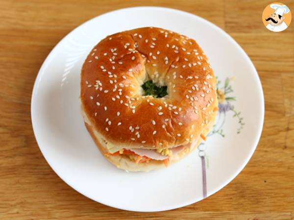 Bagel con pechuga de pavo, ensalada y huevo - Preparación paso 4