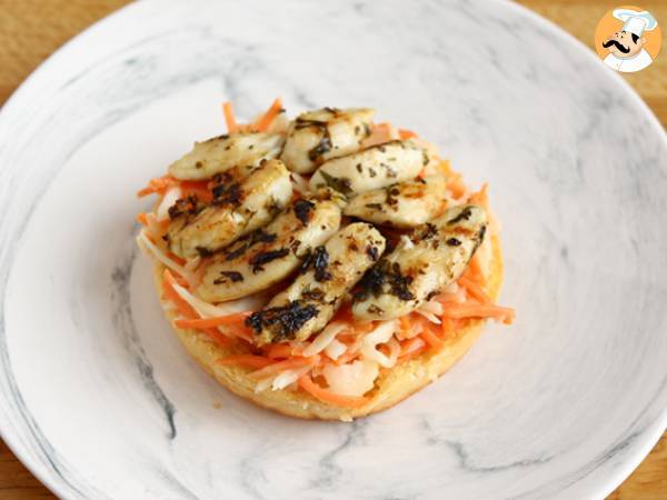 Sándwich de pollo marinado, ensalada y albahaca - Preparación paso 2